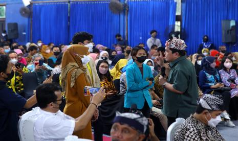 Menteri BUMN Erick Thohir (kanan) berdialog bersama mahasiswa pada acara kuliah umum di Universitas PGRI Banyuwangi, Jawa Timur. Mengubah ancaman menjadi peluang. Itulah langkah efektif yang sering dilakukan para pemenang. Seperti halnya bagi Menteri BUMN Erick Thohir, menurutnya disrupsi digital adalah peluang besar bagi Indonesia untuk menjadi kekuatan ekonomi dunia pada 2045.