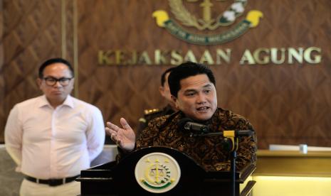 Menteri BUMN Erick Thohir (kanan) bersama Wakil Menteri BUMN Kartika Wirjoatmodjo (kiri) menyampaikan konferensi pers usai menggelar pertemuan di Gedung Kejaksaan Agung, Jakarta, Senin (6/3/2023).