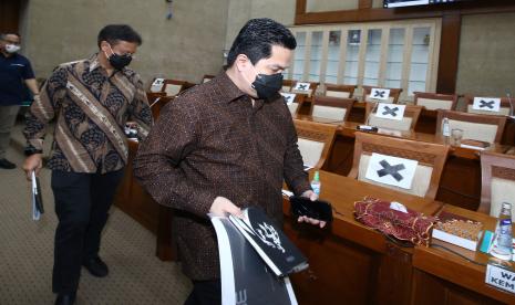 Menteri BUMN Erick Thohir (kanan) bersiap mengikuti rapat kerja dengan Komisi VI DPR di Kompleks Parlemen, Senayan, Jakarta, Senin (14/9/2020). Rapat kerja tersebut membahas tentang penyertaan modal negara tahun 2021.