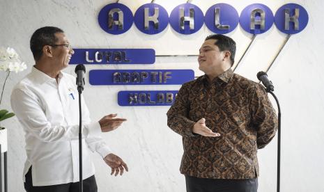 Menteri BUMN Erick Thohir (kanan) dan Penjabat (Pj) Gubernur DKI Jakarta Heru Budi Hartono (kiri) berbincang saat menyampaikan keterangan pers usai bertemu di Kantor Kementerian BUMN, Jakarta, Rabu (19/10/2022). Pertemuan tersebut membahas terkait ekosistem transportasi publik serta sinkronisasi aset yang dimiliki BUMN dan Pemda untuk menjadi fasilitas publik atau fasilitas mendukung UMKM. 