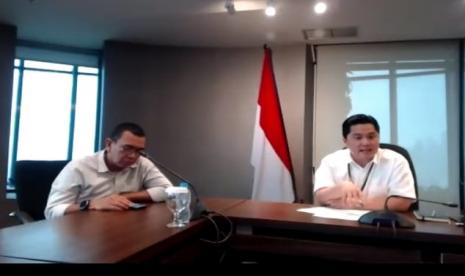 Menteri BUMN Erick Thohir (kanan) dan Stafsus Menteri BUMN Arya Sinulingga (kiri) saat/video conference dengan media di Jakarta, Jumat (20/3).(Republika/Muhammad Nursyamsi)