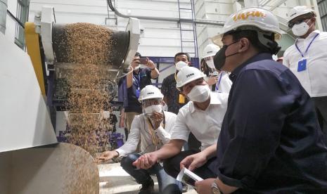 Menteri BUMN Erick Thohir (kanan kedua), bersama Menteri Perdagangan Muhammad Lutfi (kanan ketiga), melihat proses pengolahan gabah di Sentra Pengolahan Beras Terpadu (SPBT) Kebumen, Jateng.