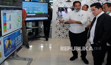 Menteri BUMN Erick Thohir (kanan) 