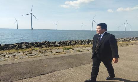 Menteri BUMN Erick Thohir di fasilitas PLTB Pondera di Flevoland, Belanda, Jumat (2/9). Erick mempercepat kepulangan dari Belanda demi mengecek ketersediaan BBM.