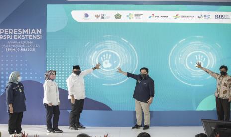  Menteri BUMN Erick Thohir (kedua kanan) bersama Menteri Kesehatan Budi Gunadi Sadikin (kanan), Menteri Agama Yaqut Cholil Qoumas (tengah), Dirut Pertamina Nicke Widyawati (kedua kiri) dan Dirut Pertamedika IHC Fathema Djan Rachmat (kiri) saat meresmikan RSPJ Ekstensi Asrama Haji menjadi RS rujukan COVID-19 di Asrama Haji, Pondok Gede, Jakarta, Senin (19/7/2021). RSPJ Ekstensi yang dikhususkan untuk pasien dengan gejala berat hingga kritis tersebut memiliki fasilitas pelayanan mulai dari ruang IGD dengan 24 tempat tidur ICU dan enam tempat tidur non ICU hingga ruang rawat di lantai 2,3 dan 4 yang menyediakan 16 tempat tidur HCU dan 104 tempat tidur ICU.