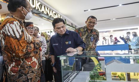 Menteri BUMN Erick Thohir (kedua kanan) didampingi Dirut BTN Haru Koesmahargyo (kanan) dan Dirut Perumnas Budi Saddewa Soediro (kiri) mengamati maket pada Festival KPR Hunian Pemuda di gedung Sarinah, Jakarta, Jumat (28/10/2022). Perumnas menyelenggarakan program dan pameran hunian bertepatan pada peringatan Hari Sumpah Pemuda dengan tajuk Festival KPR Hunian Pemuda dari 28-30 Oktober 2022 yang menghadirkan ragam proyek perumahan Perumnas yang strategis dan solutif serta cocok untuk milenial. 