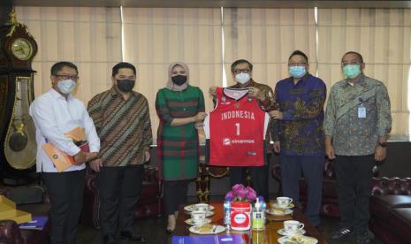 Menteri BUMN Erick Thohir (kedua kiri) dan Menkumham Yasonna Laoly (ketiga kanan) memegang jersey timnas basket Indonesia saat bertemu Sekjen PP Perbasi Nirmala Dewi (ketiga kiri) dan manajer timnas basket putra Indonesia Farez Tamrella.