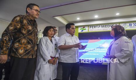 Menteri BUMN Erick Thohir (ketiga kiri) mendengarkan paparan dari Direktur Utama IHC Dr. Fatheema Djan Rachmat (kanan) bersama Direktur SDM Pertamina Koeshartanto (kiri) dan Dokter Spesialis Paru RS Pertamina Jaya Dr. Ni Nyoman Priantini (kedua kiri) saat melakukan kunjungan kerja ke Rumah Sakit (RS) Pertamina Jaya di Jakarta, Rabu (11/3/2020). (Antara/Muhammad Adimaja)