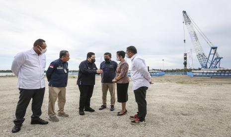 Menteri BUMN Erick Thohir (ketiga kiri) saat meninjau Project Launching Terminal LNG Bali Maritime Tourism Hub di Pelabuhan Benoa, Bali, Selasa (29/3/2022). Menteri BUMN mengatakan relokasi dan peningkatan Terminal LNG ini merupakan upaya mewujudkan ketahanan energi nasional utamanya dalam memenuhi kebutuhan listrik di Indonesia wilayah timur dan juga ketahanan pariwisata.