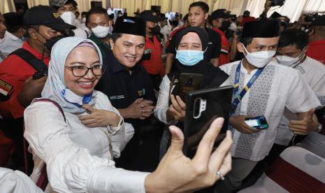 Menteri BUMN Erick Thohir (ketiga kiri) turut berswafoto dengan para peserta saat berkunjung ke Pondok Pesantren Qomaruddin, Gresik, Jawa Timur, Jumat (10/6/2022). Kunjungannya tersebut dalam rangka kolaborasi program Tanggung Jawab Sosial dan Lingkungan (TJSL) dengan Program Bisnis Terapan (vokasi) Pondok Pesantren berupa pelatihan tata boga, tata rias, manajemen bisnis, teknologi dan informasi guna meningkatkan sumber daya manusia di pondok pesantren.