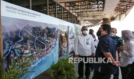 Menteri BUMN Erick Thohir (kiri) berbincang dengan Dirut PT ASDP Indonesia Ferry (Persero) Ira Puspadewi (kanan) saat meninjau pembangunan proyek Bakauheni Harbour City (BHC) di kawasan Menara Siger, Lampung, Sabtu (16/10/2021). Bakauheni Harbour City (BHC) diharapkan akan menjadi tumpuan pariwisata lokal di Provinsi Lampung.