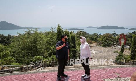 Menteri BUMN Erick Thohir (kiri) berbincang dengan Dirut PT ASDP Indonesia Ferry (Persero) Ira Puspadewi (kanan) saat meninjau pembangunan proyek Bakauheni Harbour City (BHC) di kawasan Menara Siger, Lampung, Sabtu (16/10/2021). Bakauheni Harbour City (BHC) diharapkan akan menjadi tumpuan pariwisata lokal di Provinsi Lampung.