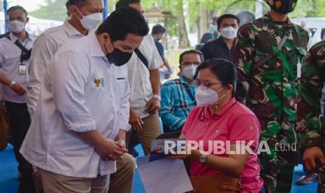 Menteri BUMN Erick Thohir (kiri) 