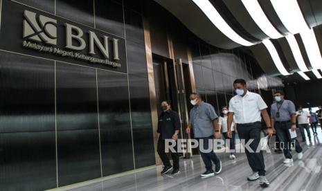 Menteri BUMN Erick Thohir (kiri) bersama Direktur Utama BNI Royke Tumilaar (tengah) Direktur Treasury dan International BNI Henry Panjaitan (kanan) menghadiri bincang bersama Diaspora Indonesia di Menara BNI, Jakarta.  Menteri Badan Usaha Milik Negara (BUMN) Erick Thohir mengapresiasi kinerja gemilang himpunan bank negara (Himbara) sepanjang 2021. Erick menyampaikan Himbara yang terdiri atslas BRI, Mandiri, BNI dan BTN secara total mampu meraup laba sebesar Rp 72,05 triliun pada akhir Desember 2021. 