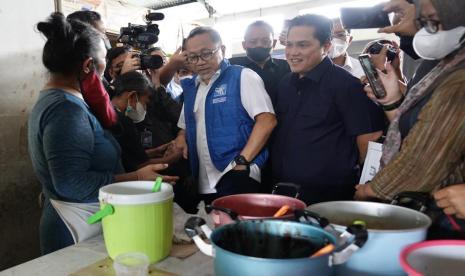 Menteri BUMN Erick Thohir (kiri) bersama Menteri Perdagangan Zulkifli Hasan turun langsung mengecek kebutuhan pokok di Semarang, Jawa Tengah, Jumat (2/12/2022).