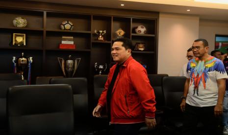 Menteri BUMN RI Erick Thohir (kiri) bersiap melakukan pendaftaran calon Ketua Umum PSSI periode 2023-2027 di Kantor PSSI, GBK Arena, Jakarta.