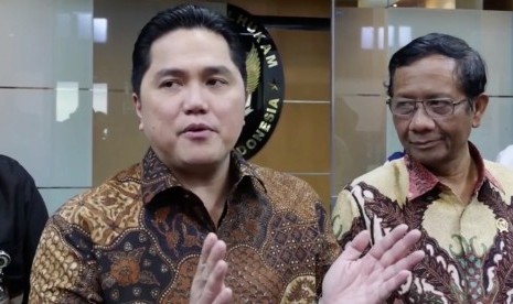 Menteri BUMN, Erick Thohir (Kiri)