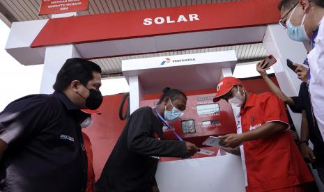 Menteri BUMN Erick Thohir (kiri) melihat proses scan QR code terkait mekanisme pembelian BBM bersubsidi pada peresmian Program Solar Untuk Koperasi Nelayan atau Program SOLUSI di SPBU Nelayan PPSC, Cilacap Selatan, Cilacap, Jateng, Sabtu (17/9/2022). Program SOLUSI merupakan program Pertamina untuk memudahkan penyaluran BBM bersubsidi kepada nelayan melalui kerjasama dengan KUD Mino Saroyo dan telah menjangkau 1.000 nelayan yang memiliki QR code untuk bertransaksi BBM bersubsidi di lima SPBUN di Kabupaten Cilacap, Jateng. 