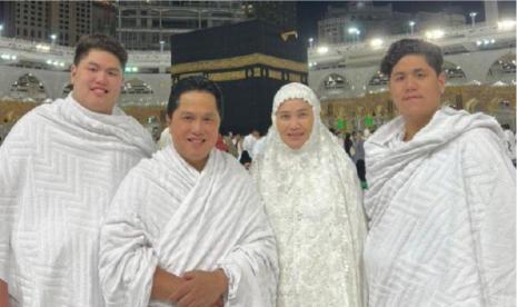 Menteri BUMN, Erick Thohir melaksanakan umroh bersama istri dan kedua anaknya.