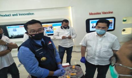 Menteri BUMN Erick Thohir melakukan kunjungan kerja ke Bandung. Dalam kunjungan tersebut, Erick menyerahkan bantuan kesehatan dan pangan pada pemerintah Provinsi Jawa Barat. Bantuan diterima langsung oleh Gubernur Jawa Barat Ridwan Kamil (Emil) di Gedung Pakuan, Kota Bandung, Kamis (21/5). Kemudian, kunjungan dilanjutkan ke Kantor Bio Farma di Jalan Pasteur dan terakhir kunjungan ke Gudang Bulog Jabar di Jalan Gede Bage Kota Bandung.