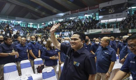 Menteri BUMN Erick Thohir melambaikan tangan saat menghadiri acara Menteri BUMN Menyapa di GOR Tri Dharma PT Petrokimia Gresik, Jawa Timur, Jumat (17/6/2022). Dalam kesempatan tersebut Menteri BUMN mendukung PT Pupuk Indonesia (Persero) menjadi perusahaan Go Global melalui program transformasi dan inovasi yang salah satunya melalui Program Makmur. 