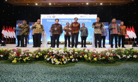 Menteri BUMN Erick Thohir melaunching pembentukan Holding Subholding PT PLN (Persero), Rabu (21/9). Kementerian Badan Usaha Milik Negara (BUMN) optimistis pembentukan Holding Subholding PT PLN (Persero) akan ikut mengakselerasi inovasi bisnis di luar kelistrikan atau Beyond kWh yang bakal menjadi sumber pendapatan baru bagi PLN.