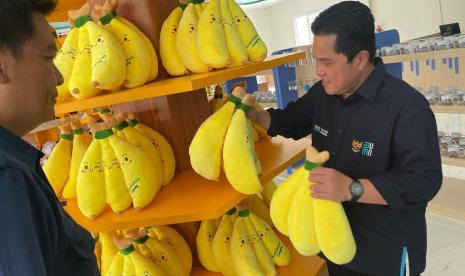 Menteri BUMN Erick Thohir melihat koleksi merchandise di Kawasan Krakatau Park, Bakauheni, Sumatera Selatan, Kamis (20/4/2023).