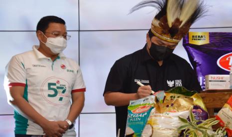 Menteri BUMN Erick Thohir meluncurkan produk retail pangan milik RNI dan BUMN klaster pangan di Jakarta, Selasa (19/10).