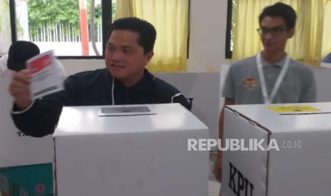 Menteri BUMN Erick Thohir memberikan hak suaranya di TPS 17 di SDN Kebon Baru 05, Jalan Gudang Peluru, Kecamatan Tebet, Jakarta Selatan, Rabu (14/2/2024).