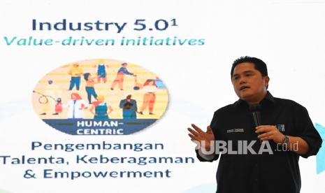 Erick Thohir: Pengusaha Kebun Sawit Jangan Jadi Orang Asing di Indonesia. Foto: Menteri BUMN Erick Thohir memberikan kuliah umum di Universitas Islam Darul Ulum, Lamongan, Jawa Timur, Sabtu (9/4/2022). Kuliah umum yang dihadiri ratusan mahasiswa tersebut mengangkat tema Revolusi Industri 5.0 : Ekspansi Gerbang Digital Sebagai Penyokong Ekonomi Nasional.