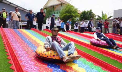 Menteri BUMN Erick Thohir mencoba wahana di Kawasan Krakatau Park, Bakauheni, Sumatera Selatan, Kamis (20/4/2023).