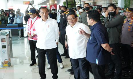 Menteri BUMN Erick Thohir mendampingi Presiden Joko Widodo memeriksa kesiapan Pelabuhan Merak, Banten, Selasa (11/4/2023). 