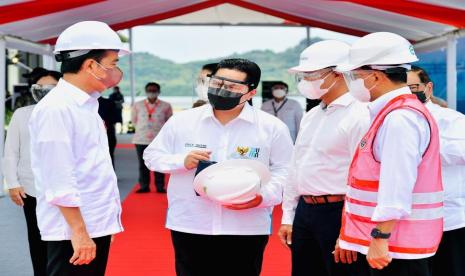 Menteri BUMN Erick Thohir mendampingi Presiden Joko Widodo meresmikan penggabungan atau merger Badan Usaha Milik Negara (BUMN) PT Pelabuhan Indonesia (Persero) di Terminal Multipurpose Wae Kelambu, Kecamatan Komodo, Kabupaten Manggarai Barat, Provinsi Nusa Tenggara Timur (NTT), Kamis (14/10).