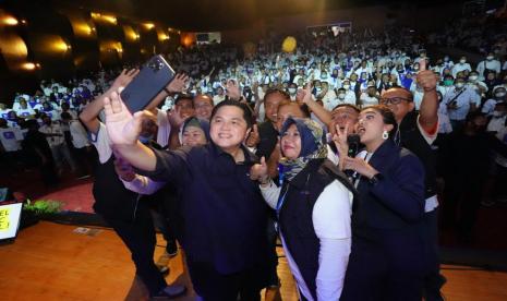 Menteri BUMN, Erick Thohir mengapresiasi kiprah agen BRILink sebagai ujung tombak BRI dalam mencapai target 90 persen inklusi keuangan yang ditargetkan Otoritas Jasa Keuangan (OJK). Tampak Erick Thohir melakukan selfie bersama agen BRILinkers.