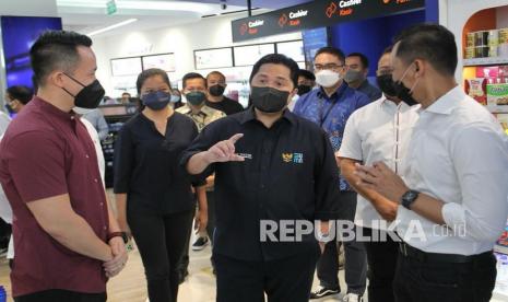 Menteri BUMN Erick Thohir mengecek kesiapan klinik Kimia Farma dalam pelaksanaan vaksinasi dosis lanjutan atau booster homolog vaksin Sinopharm di Bendungan Hilir Jakarta, Rabu (23/2).