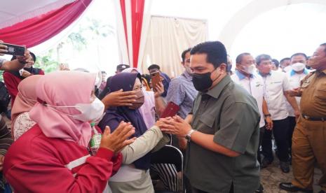 Menteri BUMN Erick Thohir menghadiri operasi pasar PTPN Group di Provinsi Lampung bersama PTPN Group di halaman Gedung Pertemuan Komplek PTPN VII, Lampung. Menteri BUMN Erick Thohir mengungkapkan operasi pasar yang dilakukan oleh BUMN sebagai upaya agar harga sembilan bahan pokok atau sembako tetap stabil.