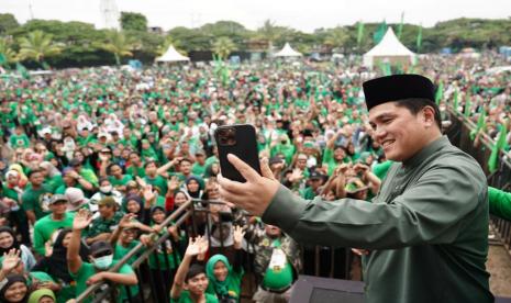 Menteri BUMN Erick Thohir menghadiri peringatan harlah ke-50 Partai Persatuan Pembangunan (PPP) di Cilegon, Banten, Sabtu (28/1/2023). Pada acara yang dihadiri kader dan simpatisan PPP itu, Erick hadir sebagai Ketua Ekonomi Masyarakat Syariah. Teriakan presiden menggema saat Erick Thohir menyampaikan sambutan.