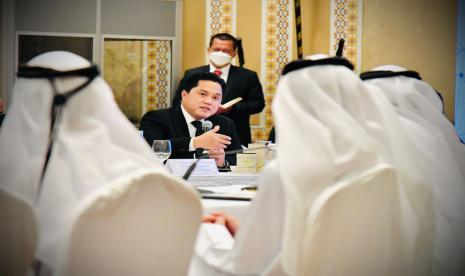  Menteri BUMN, Erick Thohir  menghadiri pertemuan bilateral antara Presiden RI Joko Widodo (Jokowi) dengan Putra Mahkota Abu Dhabi dan Wakil Panglima Tertinggi Angkatan Bersenjata UEA, Sheikh Mohamed bin Zayed Al Nahyan di Istana Al-Shatie, Abu Dhabi, UEA, Rabu (3/11). 