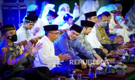 Menteri BUMN Erick Thohir menghadiri Safari Ramadhan di Pondok Pesantren Darul Ulum Jombang, Jawa Timur, Jumat (8/4/2022). Hadir dalam acara ini Wakil Gubernur Jawa Timur Emil Dardak dan Pengasuh Pondok Pesantren Darul Ulum Jombang, Zaimuddin Wiyaja Asad. 