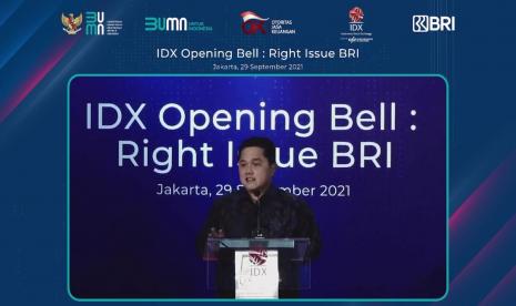 Menteri BUMN Erick Thohir menghadiri seremoni opening bell atau pembukaan perdagangan Bursa Efek Indonesia dalam rangka right issue BRI di Mainhall Bursa Efek Indonesia (BEI), Jakarta, Rabu (29/9).