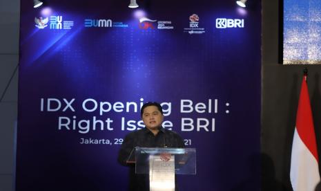 Menteri BUMN Erick Thohir menghadiri seremoni opening bell atau pembukaan perdagangan Bursa Efek Indonesia dalam rangka right issue BRI di Mainhall Bursa Efek Indonesia (BEI), Jakarta, Rabu (29/9).