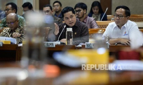 Menteri BUMN Erick Thohir mengikuti rapat dengan panitia kerja (Panja) di ruangan Komisi VI DPR, di kompleks Parlemen, Jakarta, Rabu (29/1).