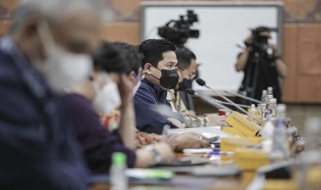 Menteri BUMN Erick Thohir mengikuti rapat kerja dengan Komisi VI DPR di Kompleks Parlemen, Senayan, Jakarta, Kamis (3/6/2021). 