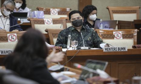 Menteri BUMN Erick Thohir mengikuti rapat kerja dengan Komisi VI DPR di Kompleks Parlemen, Senayan, Jakarta, Senin (30/8/2021). Menteri Badan Usaha Milik Negara (BUMN) Erick Thohir mengatakan Kementerian BUMN telah mengajukan usulan penyertaan modal negara (PMN) 2021 sebesar Rp 35,135 triliun.