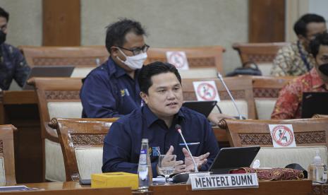 Menteri BUMN Erick Thohir mengikuti rapat kerja dengan Komisi VI DPR di Kompleks Parlemen, Senayan, Jakarta, Kamis (2/12/2021). Rapat tersebut membahas penyampaian rencana Initial Public Offering (IPO) dan Right Issue BUMN di tahun 2021-2022. 