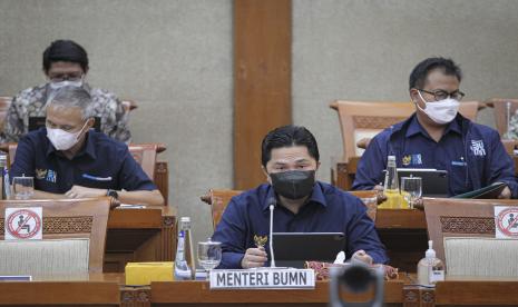 Menteri BUMN Erick Thohir mengikuti rapat kerja dengan Komisi VI DPR di Kompleks Parlemen, Senayan, Jakarta, Kamis (2/12/2021). Rapat tersebut membahas penyampaian rencana Initial Public Offering (IPO) dan Right Issue BUMN di tahun 2021-2022Kementerian Badan Usaha Milik Negara (BUMN) memastikan PT Bank Negara Indonesia (Persero) dan PT Bank Tabungan Negara (Persero) melakukan penambahan modal melalui skema rights issue pada tahun depan. 