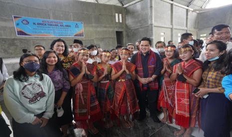 Menteri BUMN Erick Thohir mengunjungi Kantor Pusat HKBP Pearaja Tarutung, Kabupaten Tapanuli Utara, Sumatera Utara, Kamis (19/5).