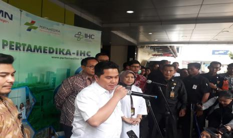 Erick Thohir Ingin Penanganan Corona Maksimal. Foto: Menteri BUMN Erick Thohir mengunjungi Rumah Sakit Pertamina Jaya di Cempaka Putih, Jakarta Pusat, Rabu (11/3).(Republika/Muhammad Nursyamsi)