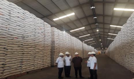 Menteri BUMN Erick Thohir meninjau Gudang Beras Bulog di Kelapa Gading, Jakarta Utara, Rabu (4/3).