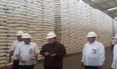 Menteri BUMN Erick Thohir meninjau Gudang Beras Bulog di Kelapa Gading, Jakarta Utara, Rabu (4/3).